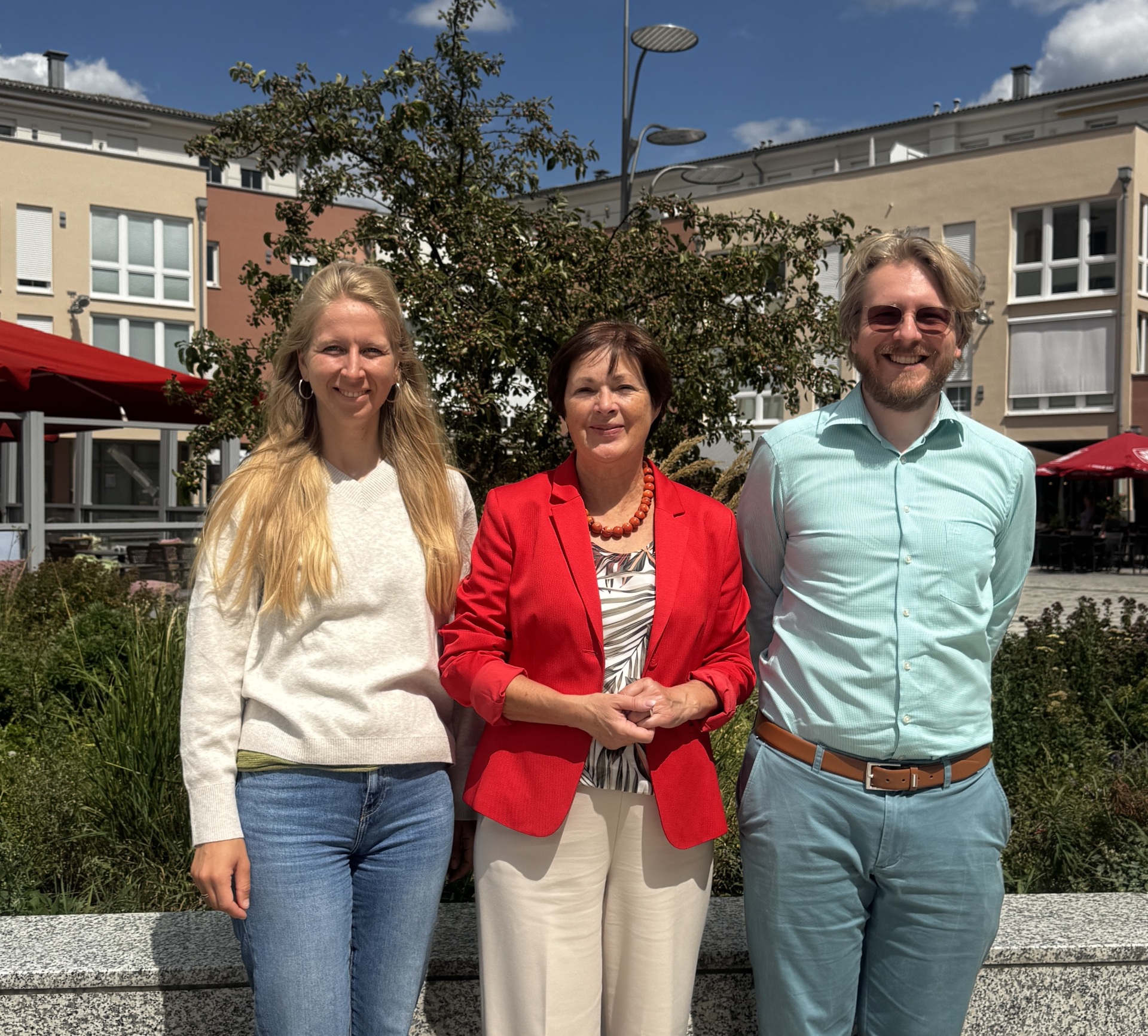 Unterstützen die Strategie der Gemeinde für die Wärmewende: (v.l.n.r.) Katja Finkenzeller, Energieagentur Ebersberg-München, Vaterstettens Erste Bürgermeisterin Maria Wirnitzer und Tobis Aschwer, Leiter des Umweltamts und Klimaschutz-Manager der Gemeinde.