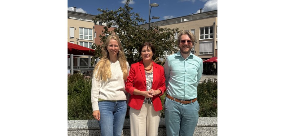 Unterstützen die Strategie der Gemeinde für die Wärmewende: (v.l.n.r.) Katja Finkenzeller, Energieagentur Ebersberg-München, Vaterstettens Erste Bürgermeisterin Maria Wirnitzer und Tobis Aschwer, Leiter des Umweltamts und Klimaschutz-Manager der Gemeinde.